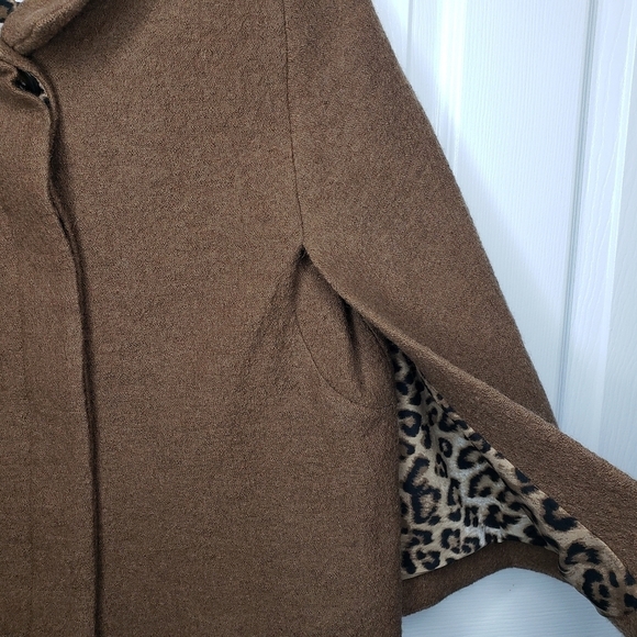 Chico's Inner Beauty Cape 100% Wool Size 1 Leopard Lining Hidden Button Front - Picture 8 of 14